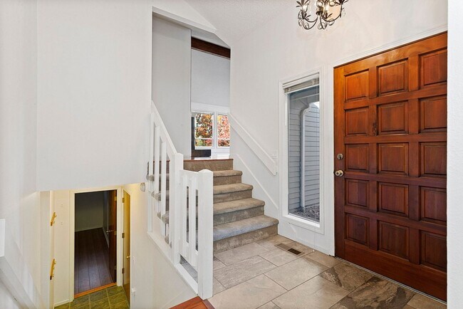 Building Photo - Spacious Home ! Huge living room, 2nd family room, kitchen nook and extra room off kitchen. Large...