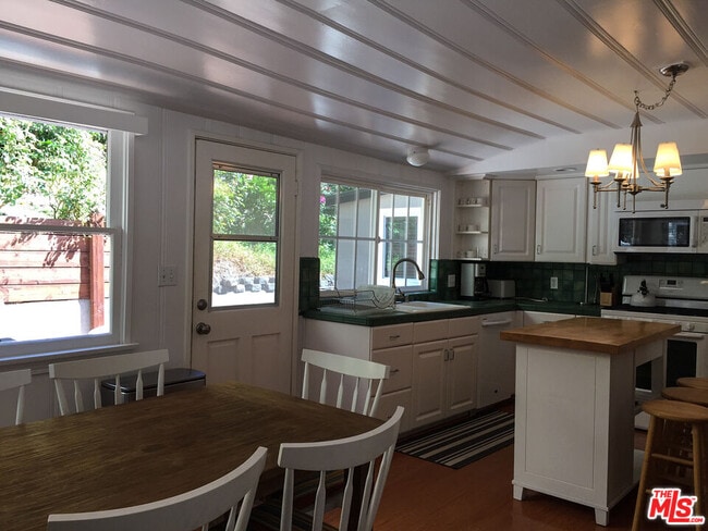 Building Photo - 1572 N Beverly Glen Blvd