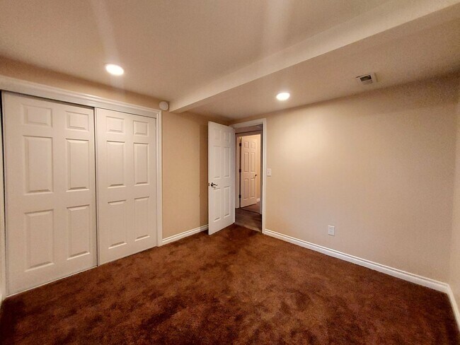 Building Photo - HUGE 5 Bedroom Home - Federal Way