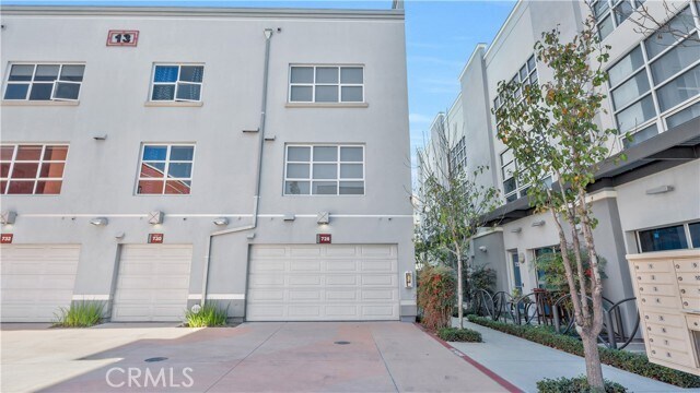 Building Photo - 728 N Santiago St