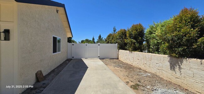 Building Photo - 3024 Sonrisa Dr
