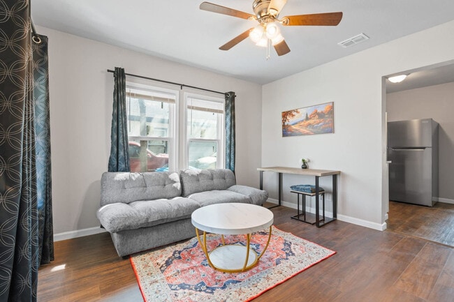 Building Photo - 1004 E Powell Ave