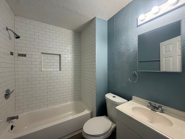 Building Photo - Charming Home