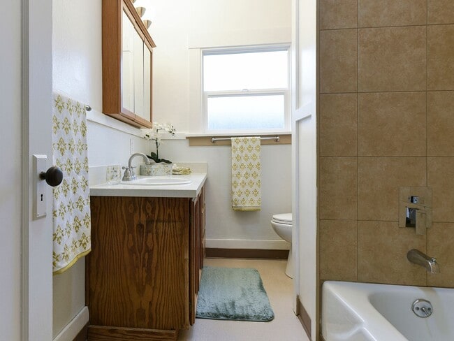 Building Photo - Beautifully Remodeled 2 Bedroom Craftsman Home near Downtown Auburn