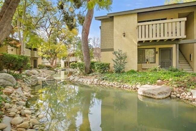 Building Photo - 960 E Bonita Ave