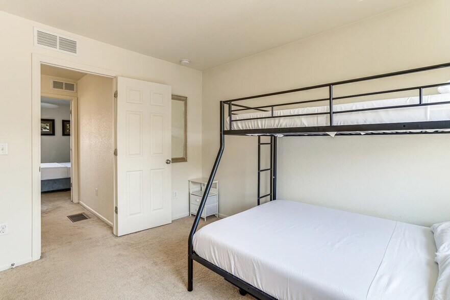 Building Photo - 5546 Lisbon St