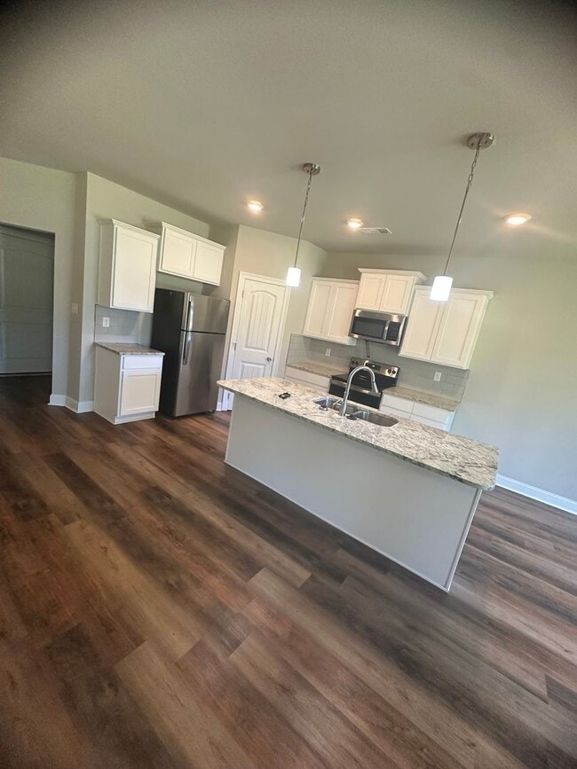 Building Photo - AVAILABLE NOW!