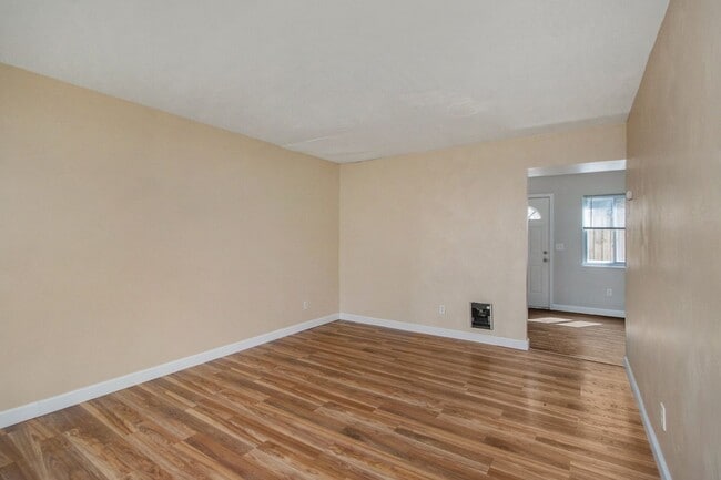 Building Photo - Lovely 2-Bed/1-Bath Townhouse – 850 sq. ft...
