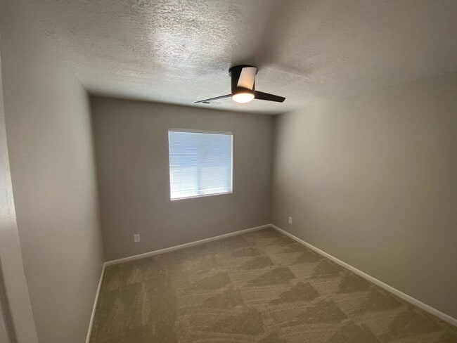 Building Photo - Single Family home - 2 story