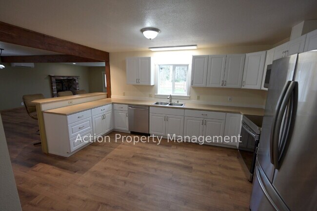 Building Photo - Updated Single-Level Home with Spacious Interior & Covered Parking