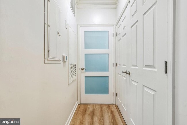 Building Photo - 27 Booth St