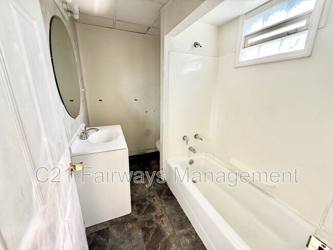 Building Photo - 726 Waddell Ave