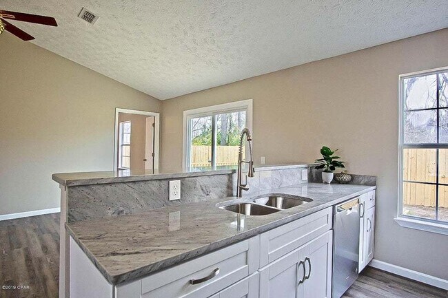 Building Photo - Charming 4-Bedroom Home in Panama City with 2 Full Bathrooms and 1325 Sq Ft."