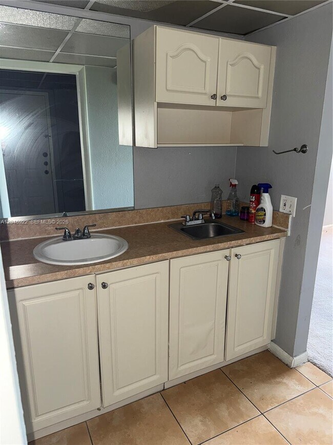 Building Photo - 6960 Miami Gardens Dr