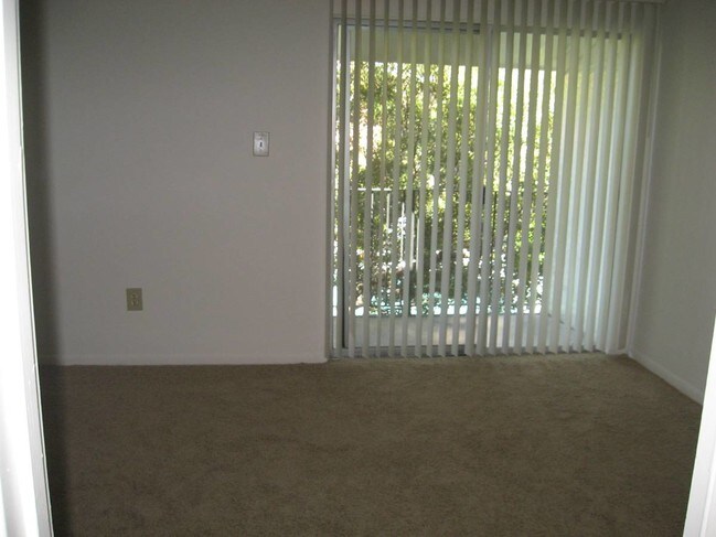 Building Photo - 605 Barberton Dr