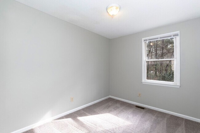 Building Photo - Move In Ready Two Bedroom Home!