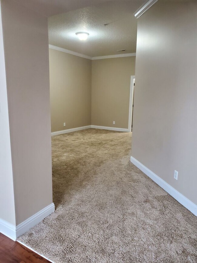 Building Photo - City of Maryville 37801 - 2 Bedrooms, 2 Bath Condo - Contact Karen Robertson (865) 454-7626