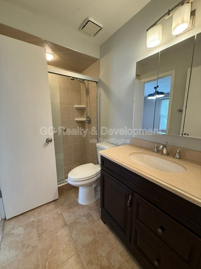 Building Photo - 1686 Grosvenor Cir