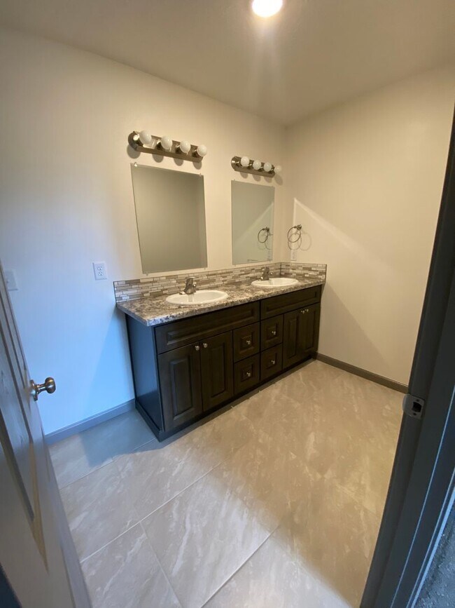 Building Photo - **SPRING SPECIAL- $400 off first months rent**  3 Bedroom Duplex in Veneta