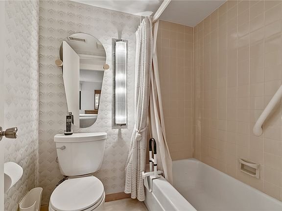 Building Photo - 900 Washington Rd