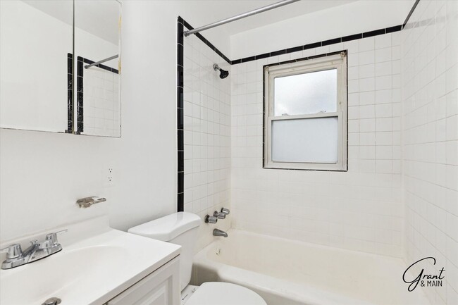 Building Photo - $1,200/month - 2 Bed 1 Bath in Harper Woods