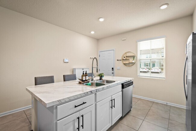 Building Photo - 2-Bedroom Townhome for Rent with Private En-Suite Baths & Screened Porch