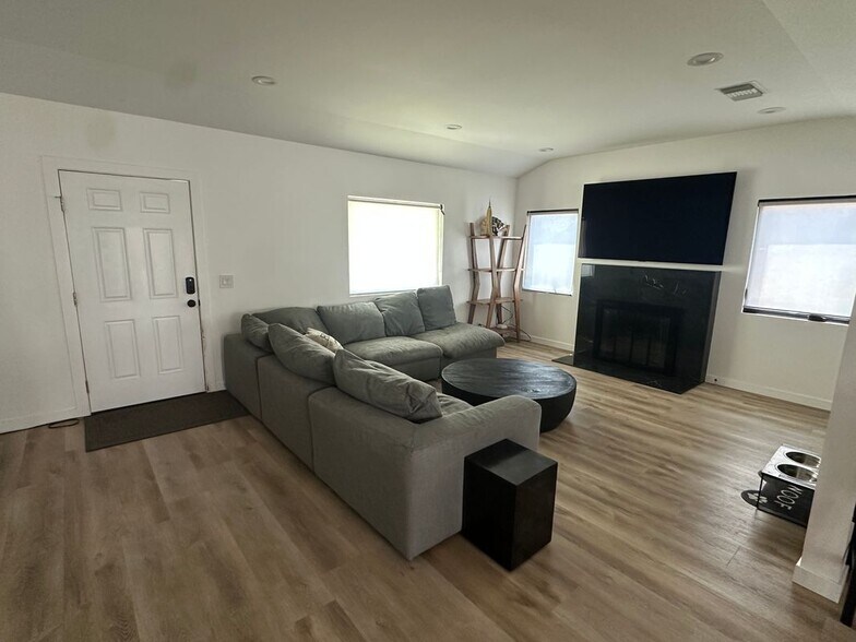 Building Photo - 3905 Gaviota Ave