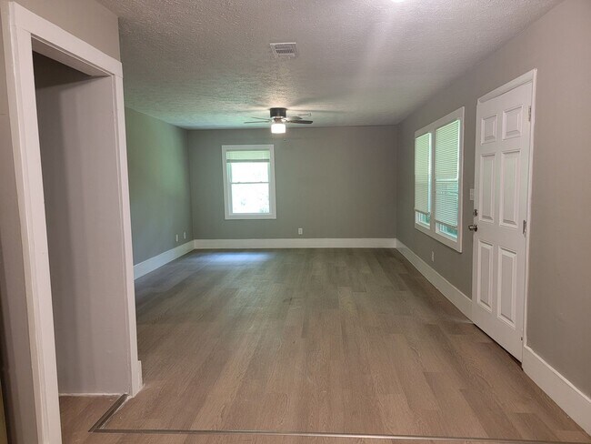Building Photo - Accepting  DeKalb Housing Choice & HUD /VA...