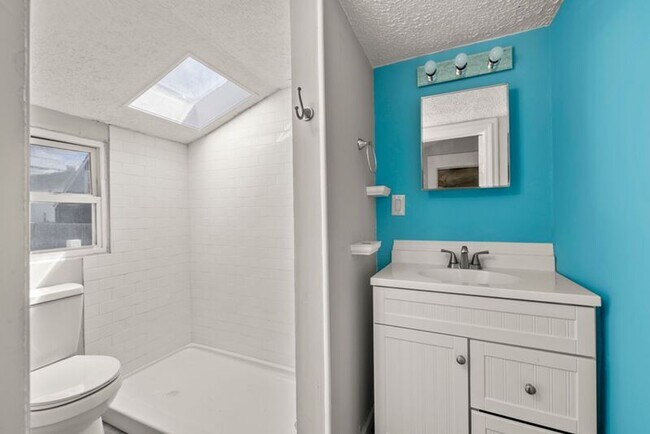 Building Photo - 84 N Oakley Ave