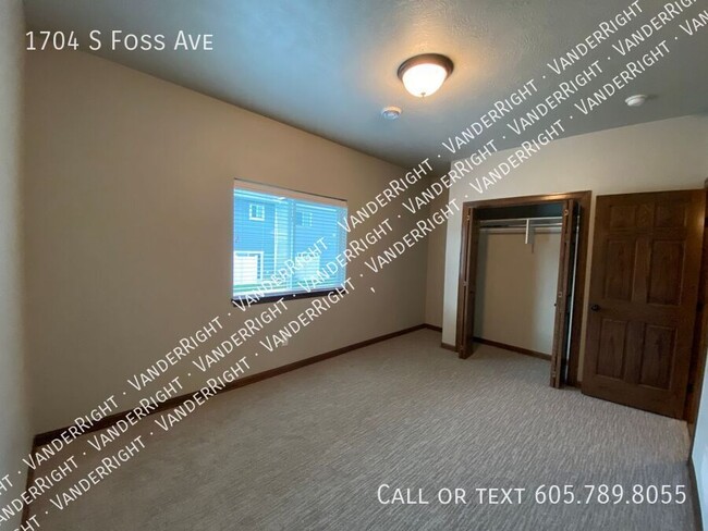 Building Photo - 1704 S Foss Ave