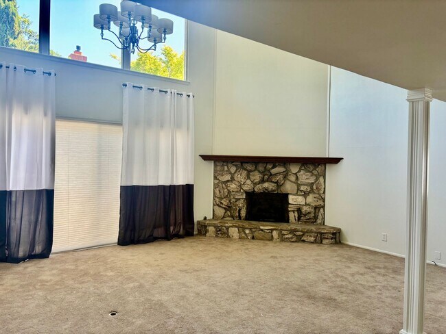 Building Photo - Bright & Airy 3-Bedroom Condo in Prime Moraga Location!