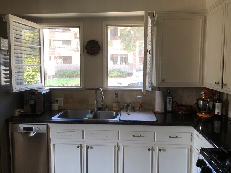 Building Photo - 800 Alandele Ave