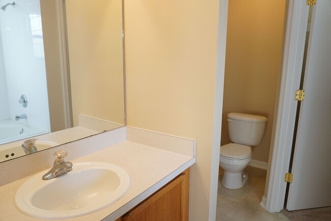 Building Photo - Townhome 2/2.5 with garage and access to Julington Creek amenities