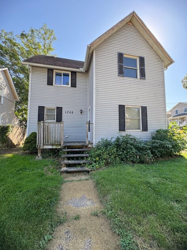 Primary Photo - 3 bedroom home in Moline