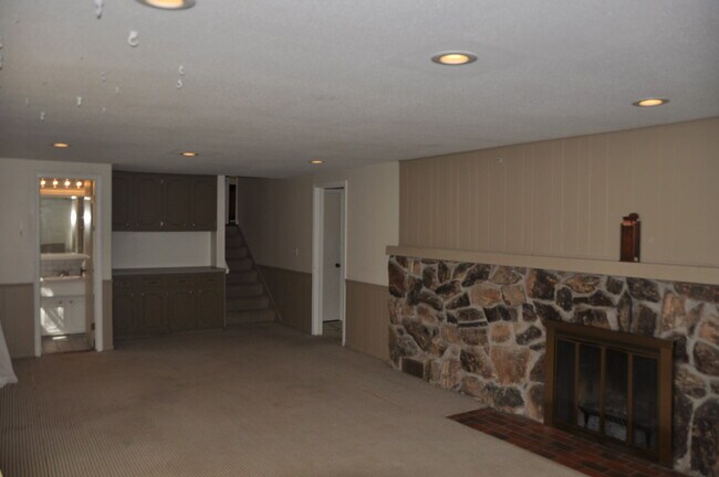 Building Photo - 836 S 131st St