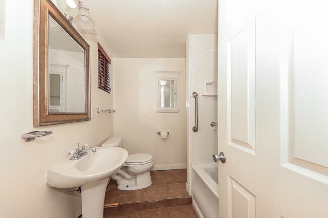 Building Photo - 3875 Pine St