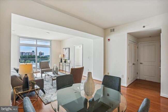 Building Photo - 5750 Bou Ave