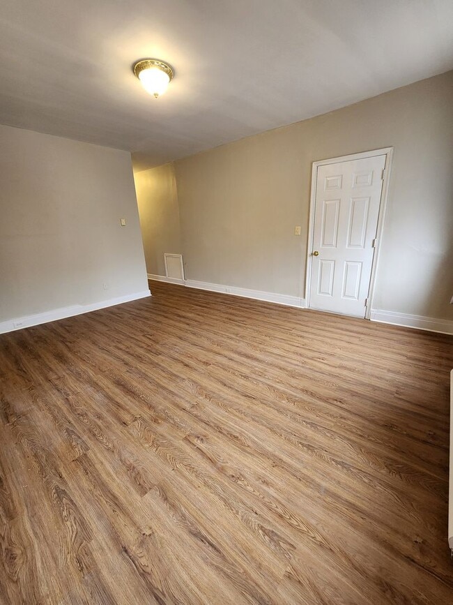 Building Photo - 10 N Main St