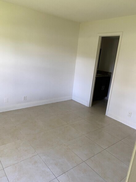 Building Photo - 21900 Lake Forest Cir