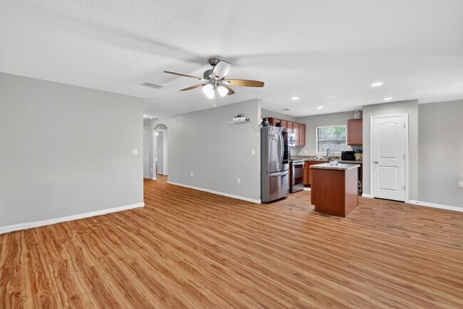 Building Photo - Available June 15th! 3BR Home in Tavares with Huge Backyard