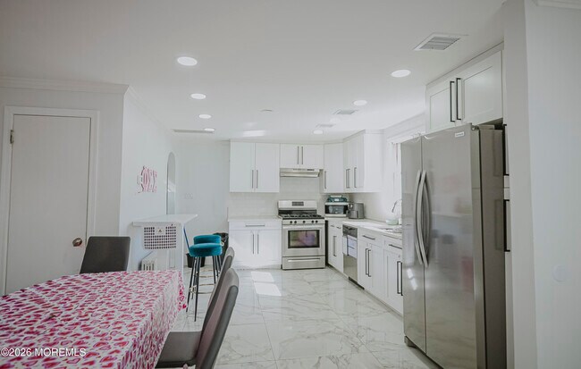 Building Photo - 295 Roosevelt Ave