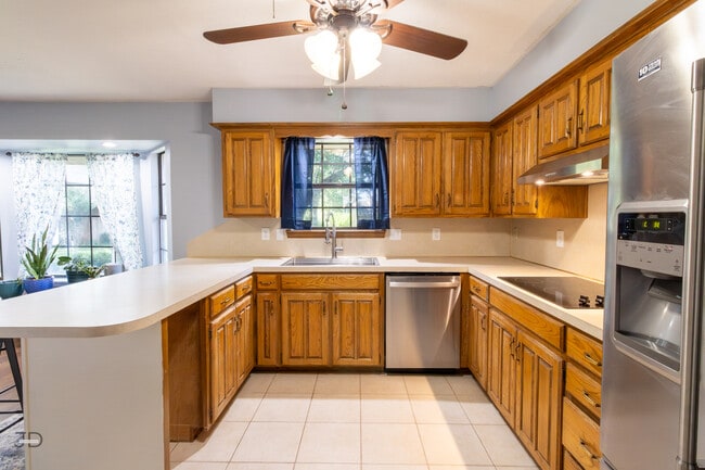 Building Photo - 1535 Primrose Dr