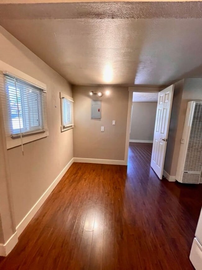 Building Photo - Newport Ave Triplex - 00404-NEWP-00