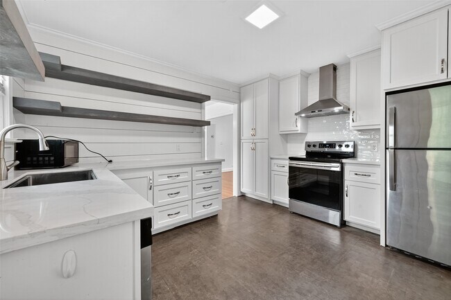 Building Photo - 2328 McClendon St