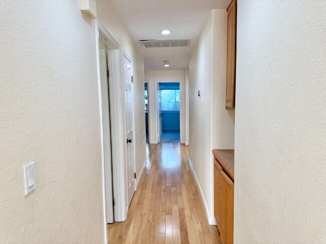 Building Photo - Bright 4 Bedroom San Jose Home With Tall Ceilings