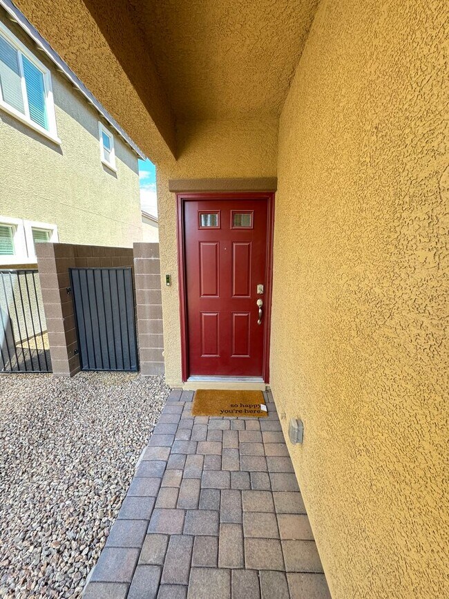 Building Photo - 4 bedroom in gated community!