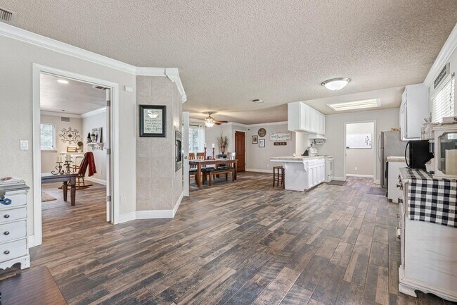 Building Photo - Madera Ranchos Home, 3BR/2BA, Built 1986 -...
