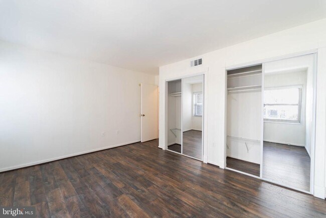 Building Photo - 37 Canterbury Square