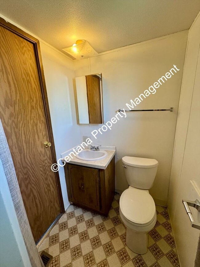 Building Photo - 3 bedroom 2 bathroom mobile home off of Co...