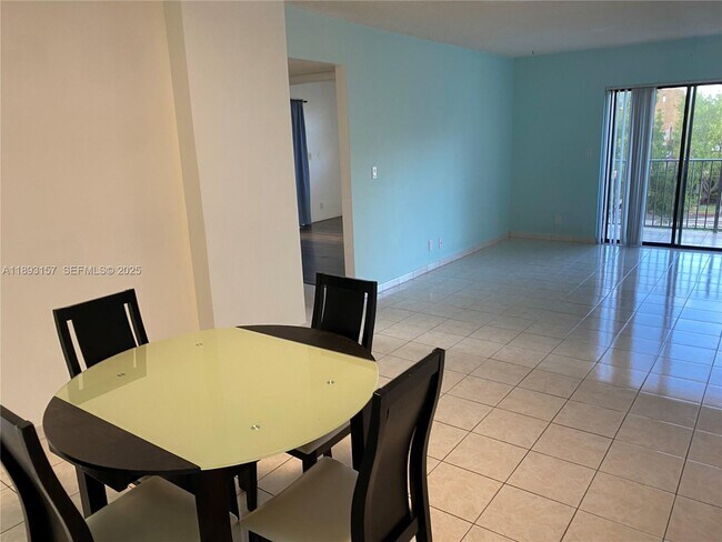 Building Photo - 1900 Diana Dr